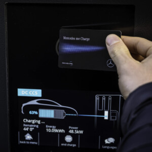 Mercedes me Charge: Mercedes-Benz podporuje elektrickú mobilitu zjednodušenými tarifami za nabíjanie